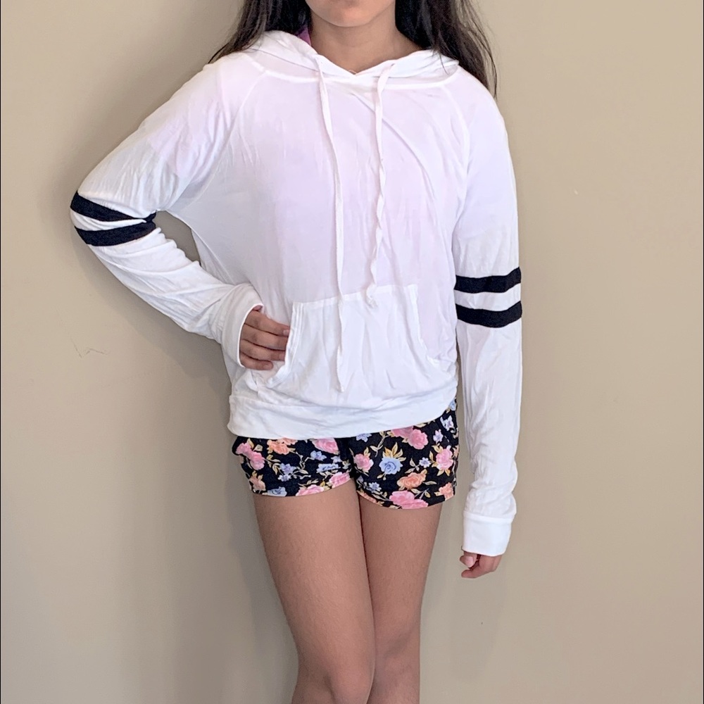 Comfortable sweatshirt with strings and hood